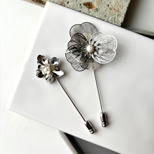 翌日発送☆【卒業/入学✳︎】透かしメタルフラワーブローチ☆*ピン