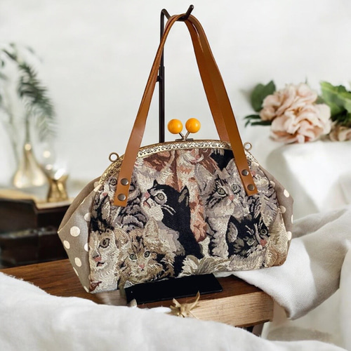 秋の新作』ゴブラン織りアンティークな猫たちのあめ玉がま口バッグ