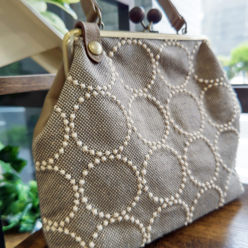 ミナペルホネン/tambourine/タンバリン ベージュ/牛革グレージュ木玉