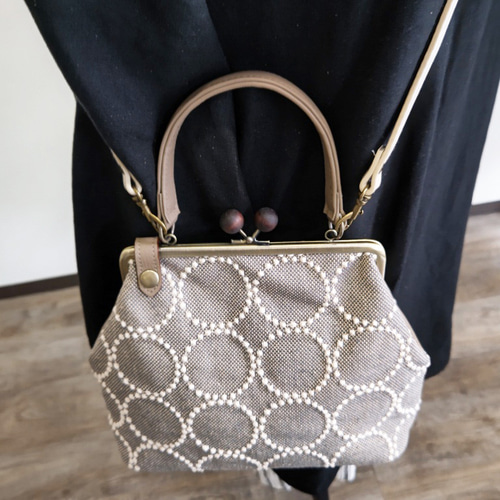 ミナペルホネン/tambourine/タンバリン ベージュ/牛革グレージュ木玉