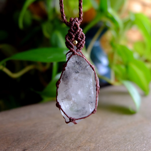 ガネーシュヒマール産 ヒマラヤ水晶原石 マクラメ編みペンダント