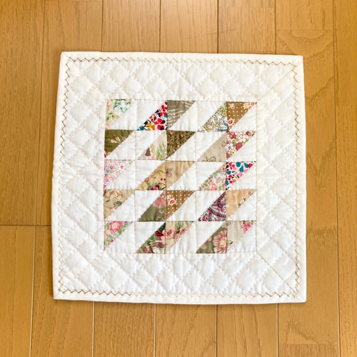 三角つなぎのミニタペストリー パッチワークキルトタペストリー