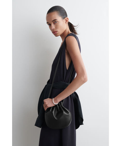 POMME クロスボディバッグ - レザー（ショルダーバッグ）｜COS（コス