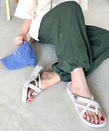 クロスストラップ」に該当するレディースのサンダル（フラット