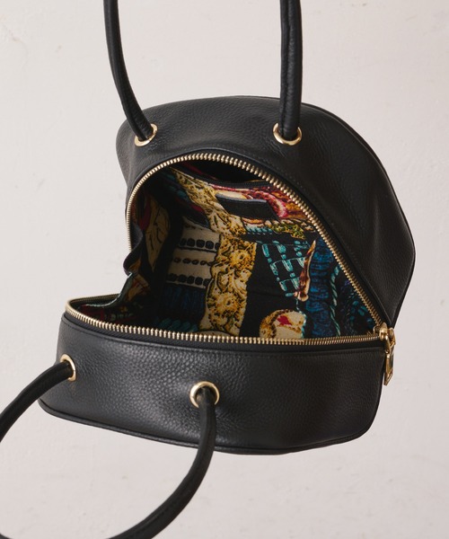 ear PAPILLONNER（イアパピヨネ）の「ねこ刺繍ボストンバッグ