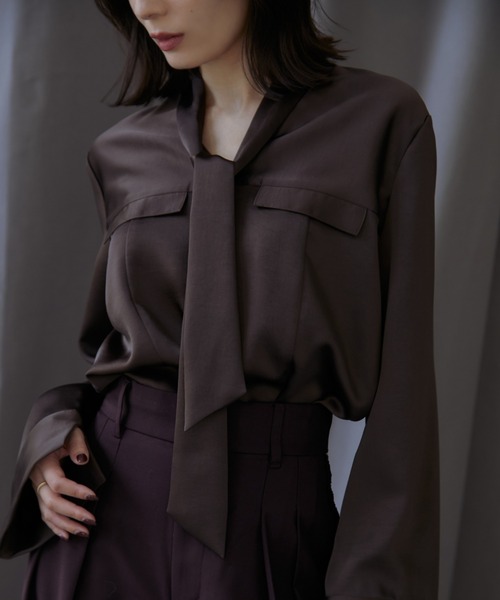 anuans（アニュアンス）の「サテンVネックタイブラウス（シャツ