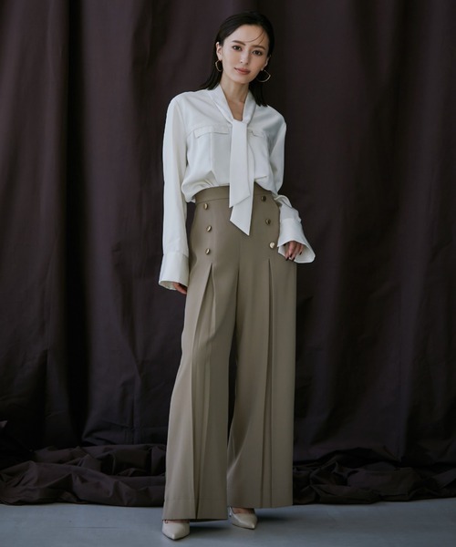 anuans（アニュアンス）の「サテンVネックタイブラウス（シャツ