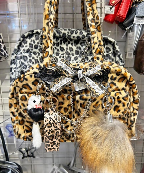 SPINNS（スピンズ）の「ヒョウ柄 チャーム付きショートファー