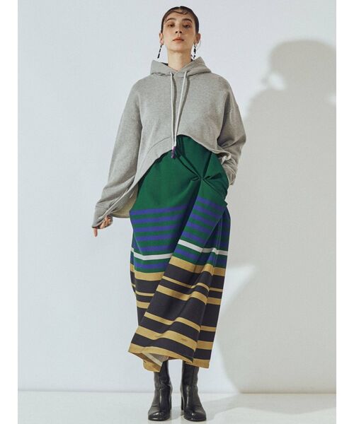 UN3D.（アンスリード）の「ヘムカットショートフーディー（パーカー