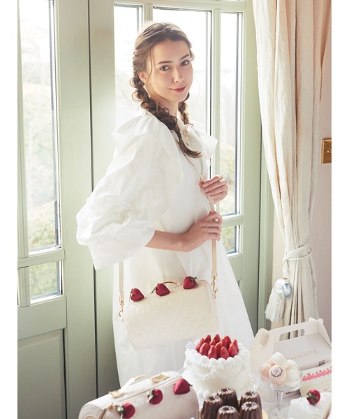 Maison de FLEUR（メゾンドフルール）の「モノグラムロールケーキ