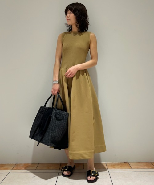 Mila Owen（ミラオーウェン）の「ノースリーブホールガーメントフレア