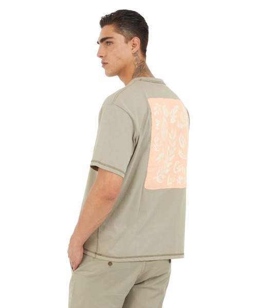 SS Cn Patch At Back Tee 半袖Tシャツ | GUESS(ゲス) JAPAN 公式