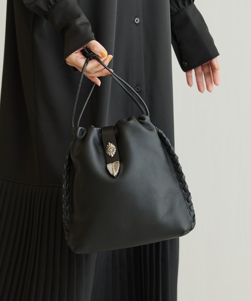 ear PAPILLONNER（イアパピヨネ）の「バックル巾着ショルダーバッグ S