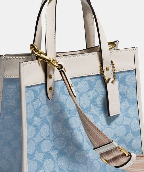 COACH（コーチ）の「フィールド トート 22 シグネチャー シャンブレー