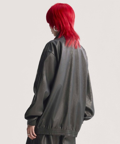 adidas（アディダス）の「プレザー ファイヤーバード オーバーサイズ