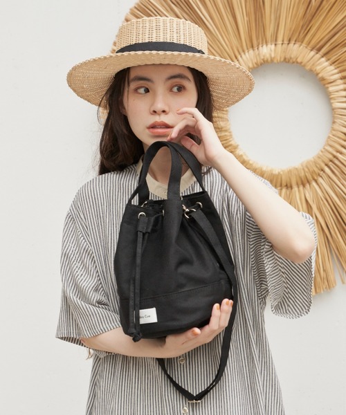 ミニ巾着トート” 500mlペットボトルも入る高さ、見た目以上の大容量