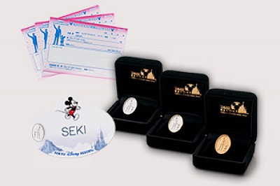 ディズニーキャストのバッジ】胸元に輝くキャストピンとは？ネームタグ