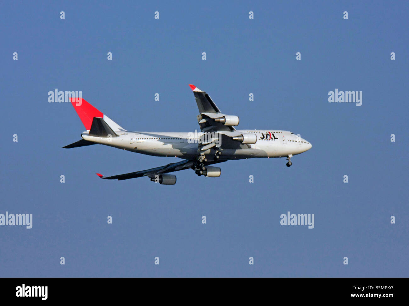 Japan airlines boeing 747 400 hi-res stock photography and images