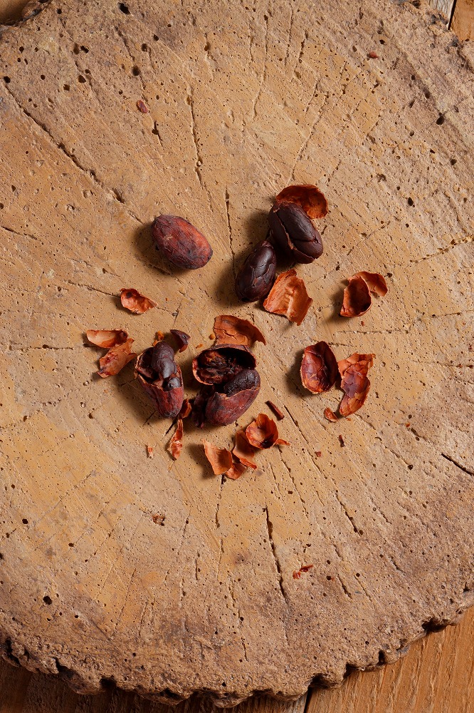 まだ目覚めていない香りを引き出す、カカオ豆の選別と焙煎 | カカオ