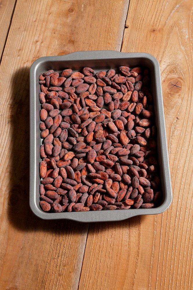 まだ目覚めていない香りを引き出す、カカオ豆の選別と焙煎 | カカオ