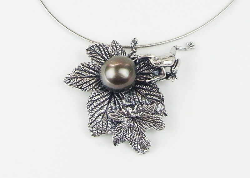 カエルジュエリー シルバーチョーカー・ブローチ タヒチブラックパール