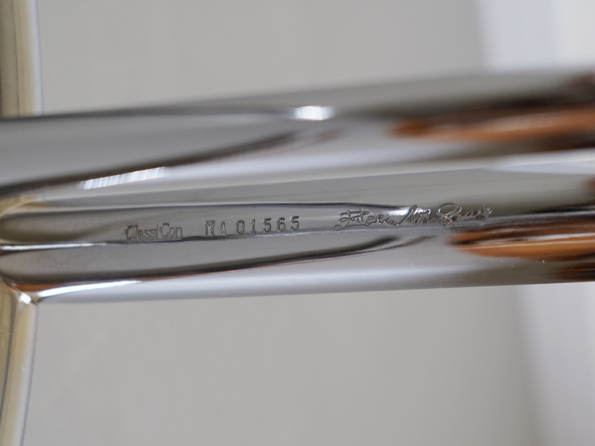 アイリーン・グレイ E1027 アジャスタブルテーブル クラシコン