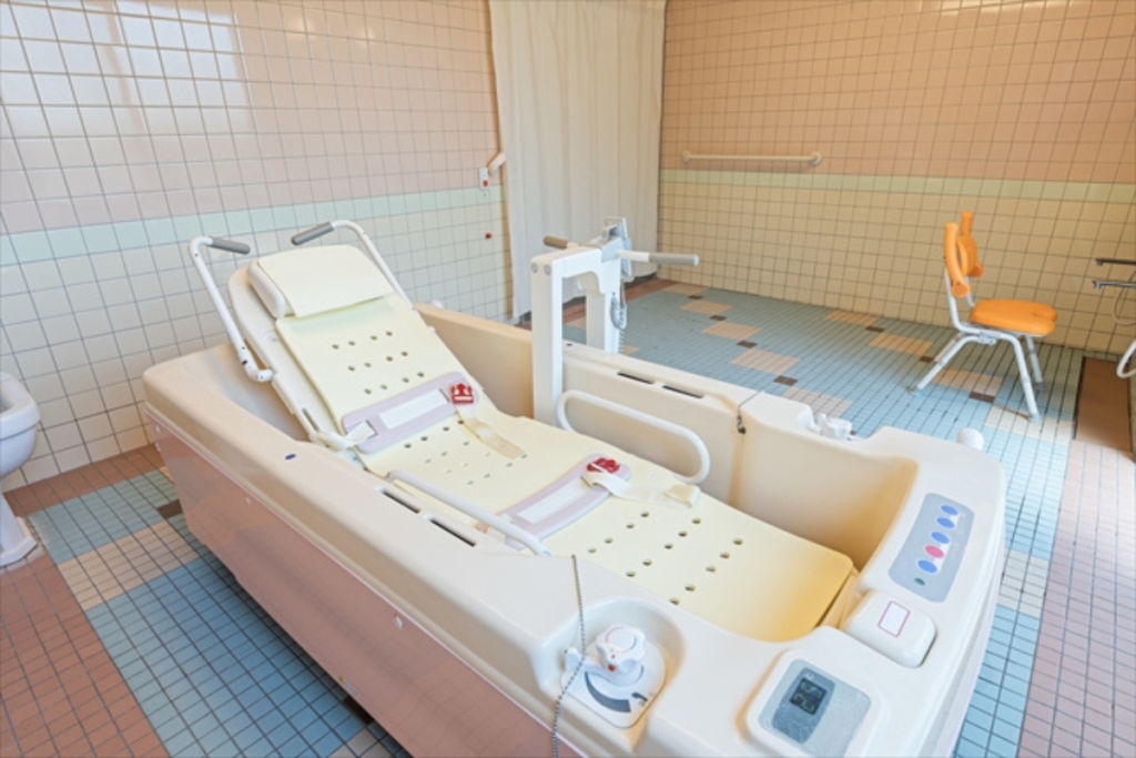 在宅介護で訪問ヘルパーが行う入浴介助の種類と注意点を解説