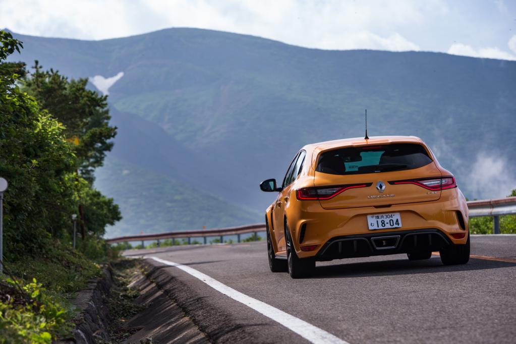 アルピーヌA110とルノー・メガーヌR.S.はどちらが買い？ 数値で比較