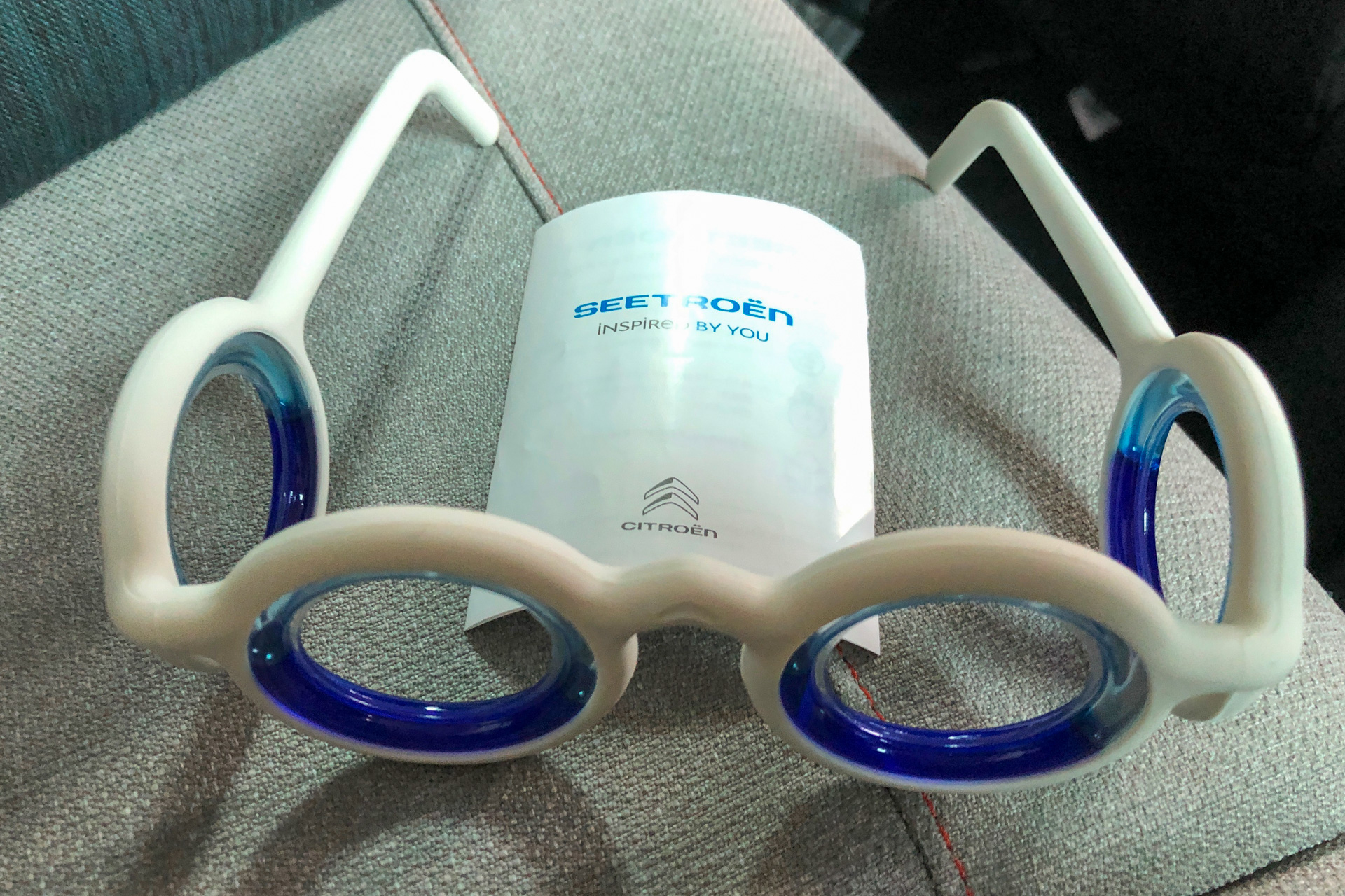 まるも亜希子の「寄り道日和」】シトロエンのちょっと変わったメガネ