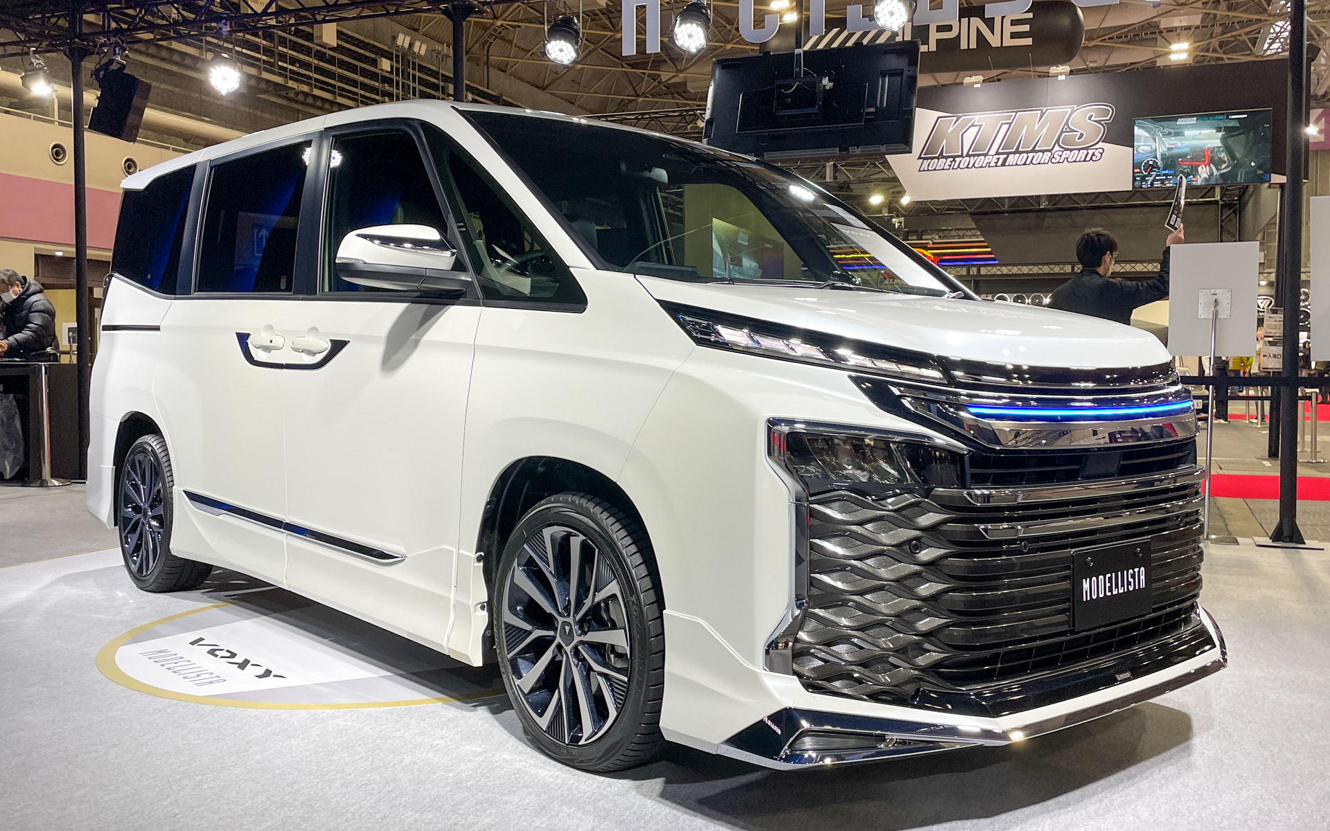 モデリスタ、ブルーのLEDイルミで新型「ノア」「ヴォクシー」を