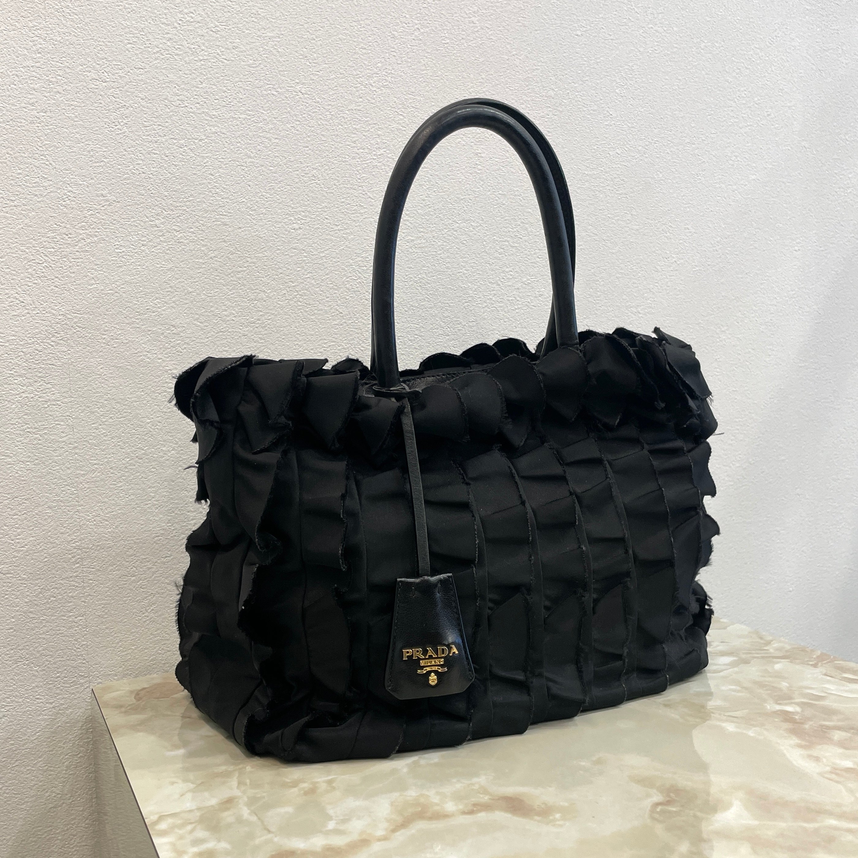 PRADA フリルハンドバッグ