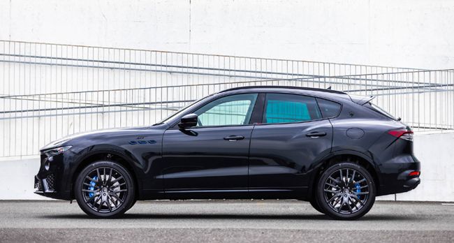 マセラティのレヴァンテとギブリにブラックをテーマカラーに据えた特別