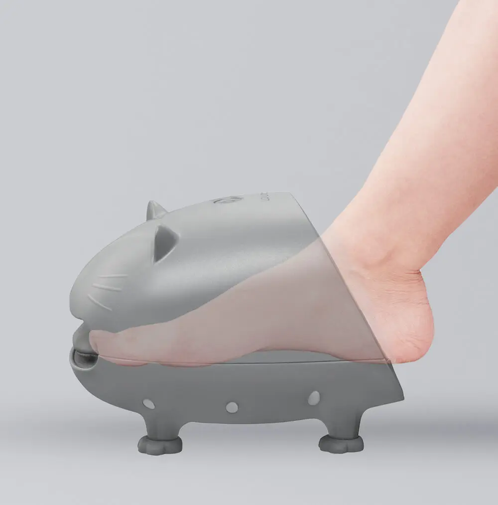 足を入れるとむぎゅーっと包み込む♪ ルルドのフットケア機器からネコ