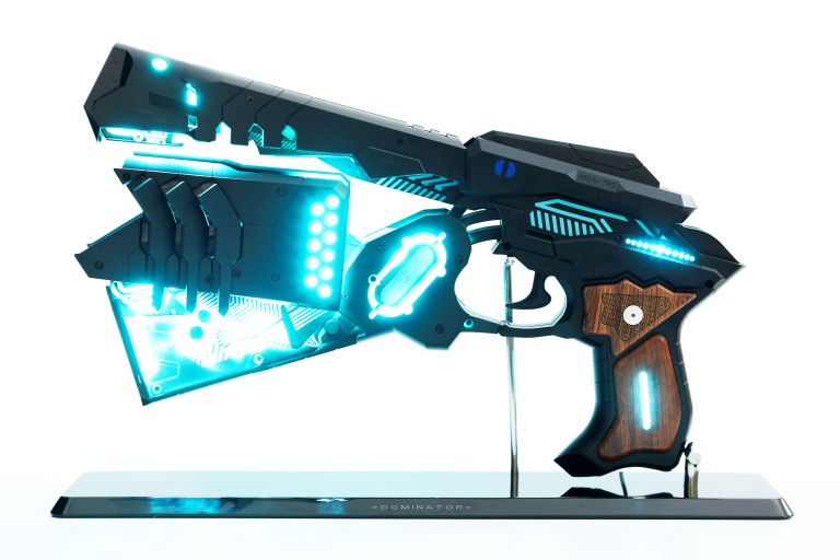 ドミネーター」のプロテクターケースおよびディスプレイスタンドを発売