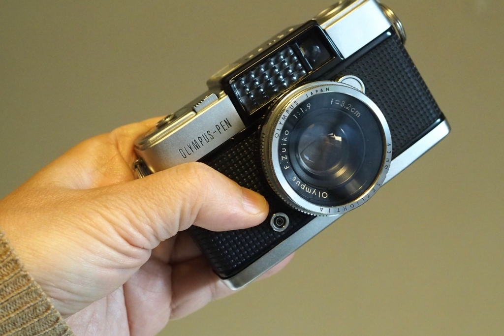 D」はデラックスの「PEN D」 オリンパスのハーフカメラ - 〜 タバスコ