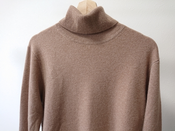 ユニクロ】リニューアルしたカシミヤタートルネックセーターの評判は