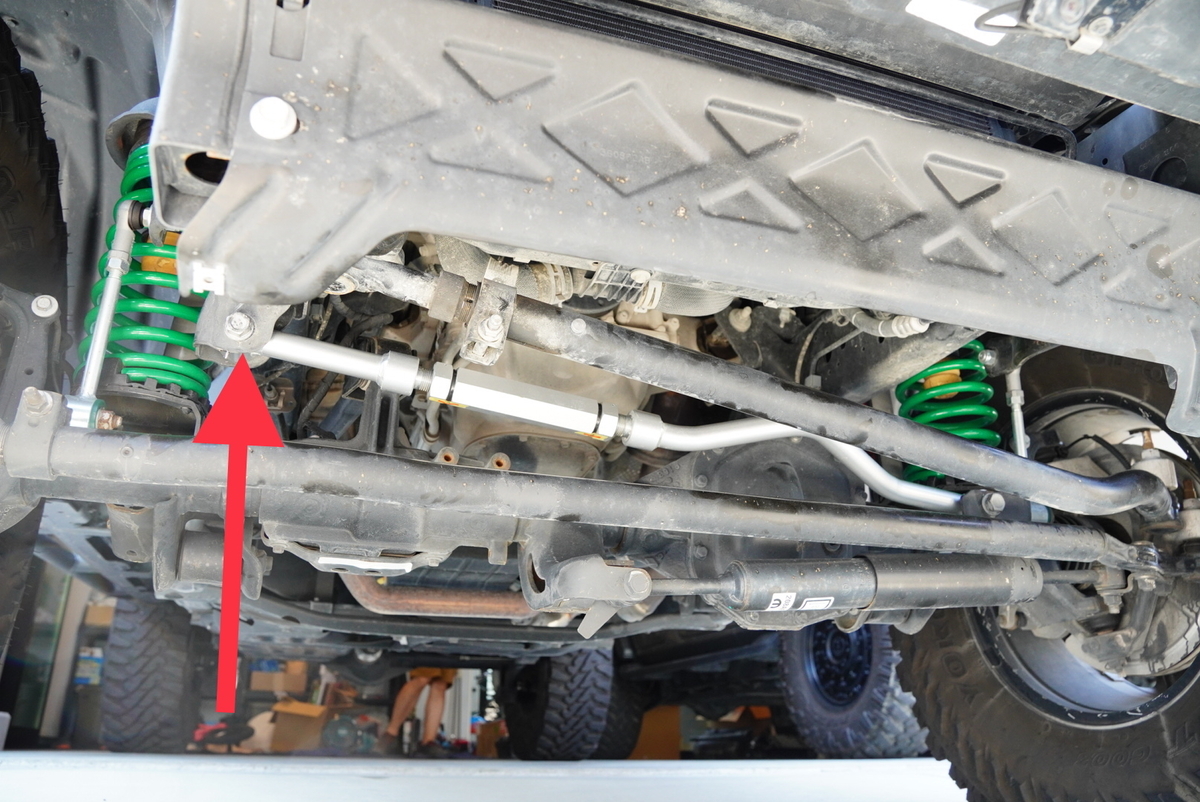 ラングラーJL】フロントラテラルロッド交換、取り外し調整方法 - じー