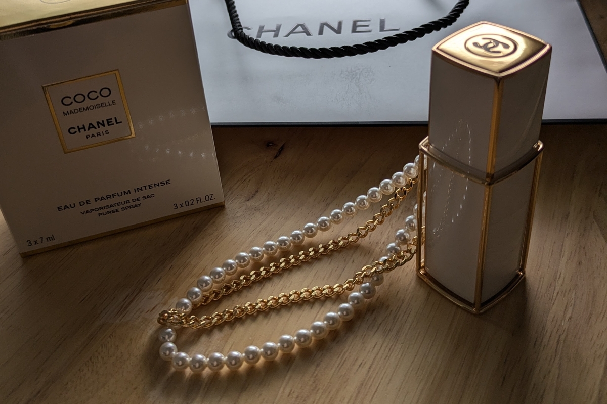 シャネルバッグに取り付け可能な香水パーススプレーの魅力