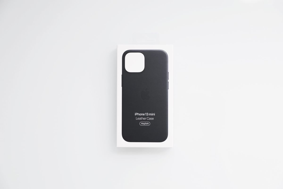 iPhone 13 mini 純正レザーケース レビュー｜高価だが価格に見合った質