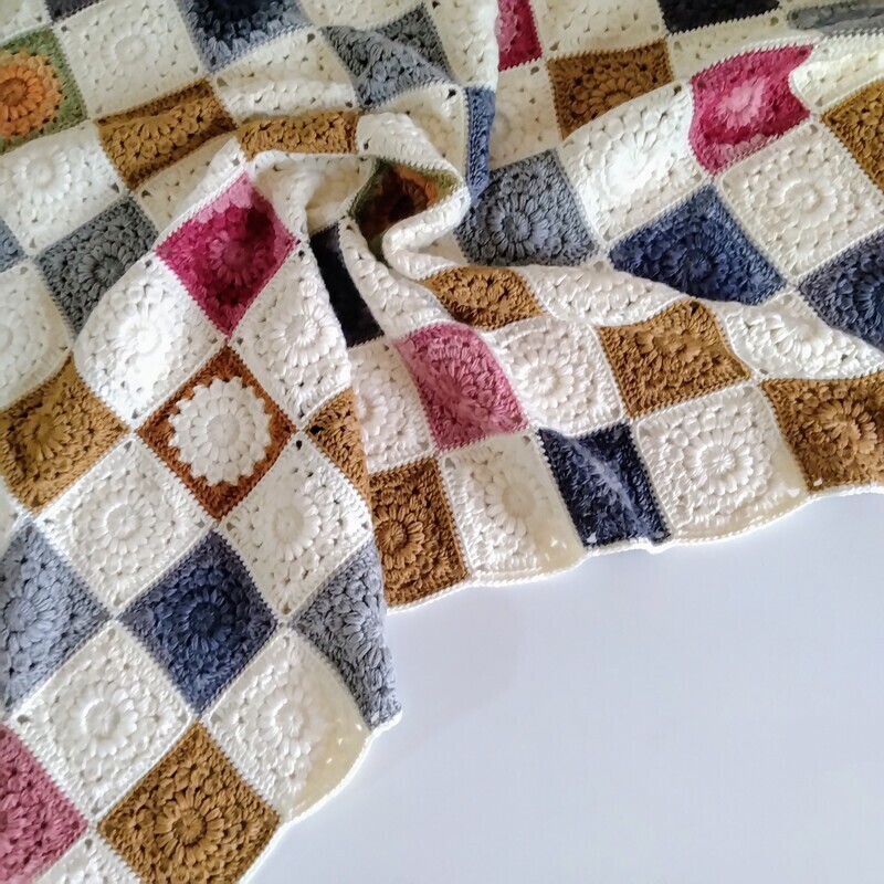 かぎ針編み】おひさまグラニースクエアのブランケットが完成しました