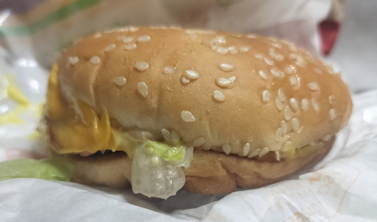 今更ながらベーコンレタスバーガーを実食レビュー。レタスが生き生きし