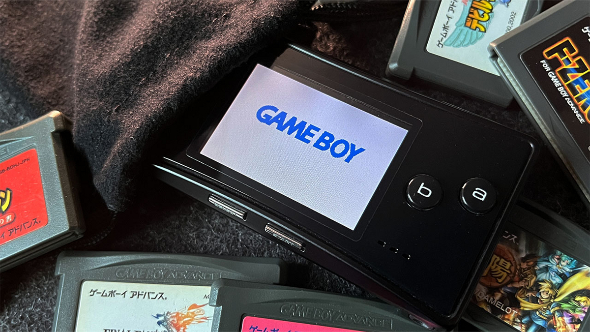 小さいボディが魅力的なゲームボーイミクロで遊ぶ / RETRO GAME GUIDE