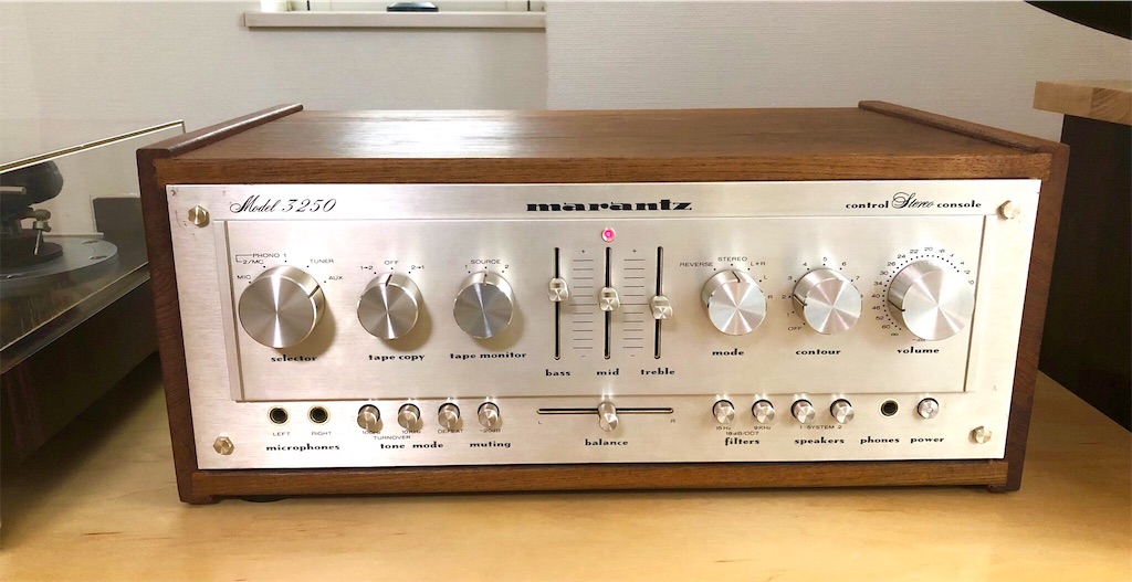 Marantzの古いアンプにはウッドケースがよく似合う - Sound & Silence