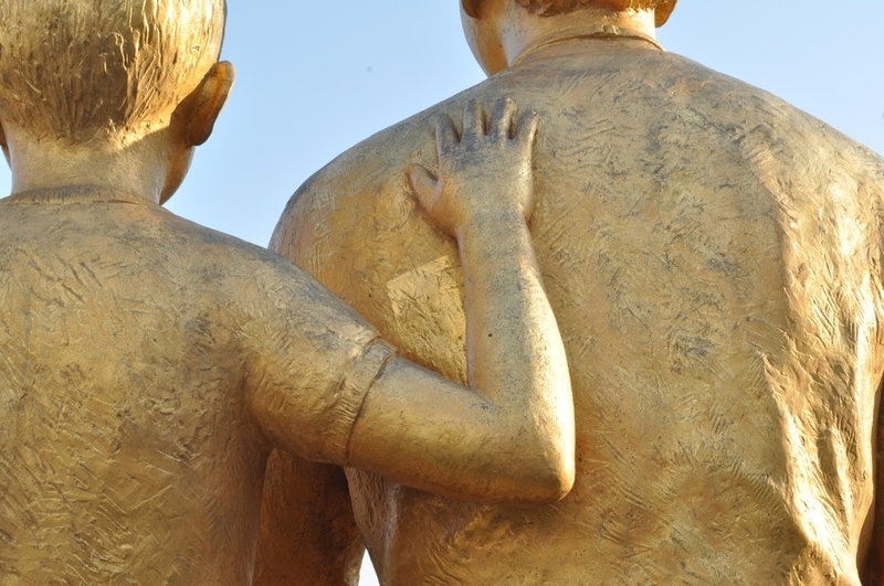 富永直樹《慈愛》2000年,郷土博物館前 - モニュメント備忘録