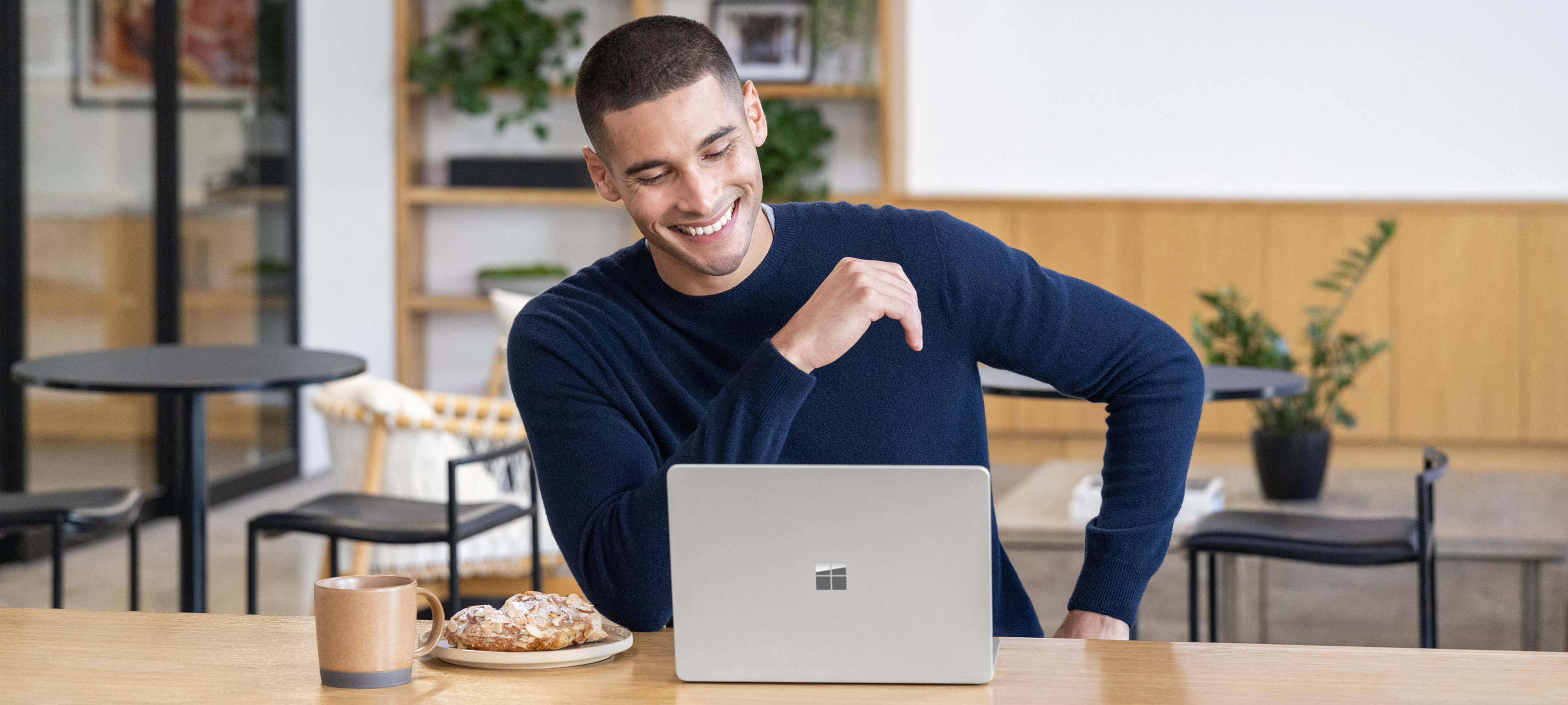 Surface Laptop - 13 インチの画面を備えた新しい AI 搭載ビジネス向け