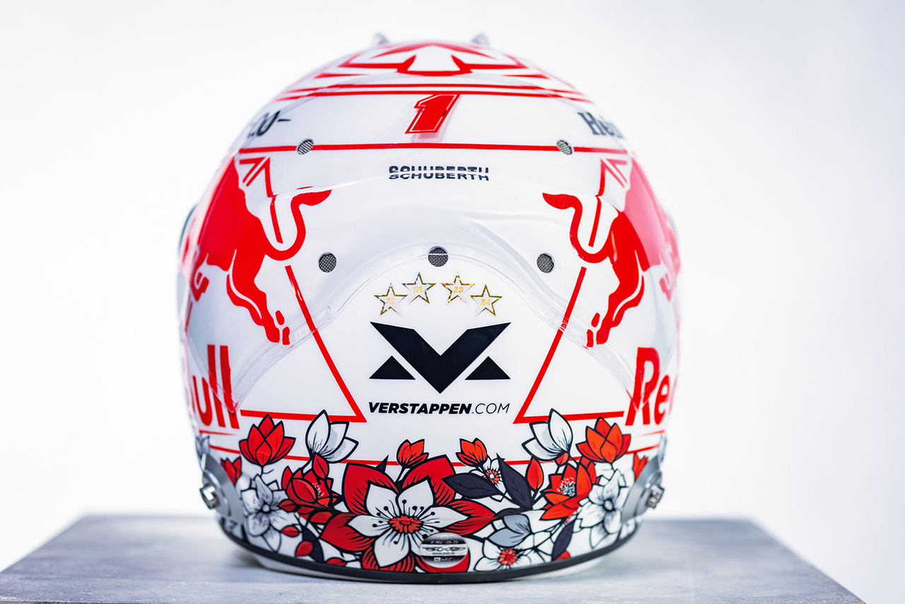 フェルスタッペンがF1日本GP用特別ヘルメットを発表。ホワイトを基調に