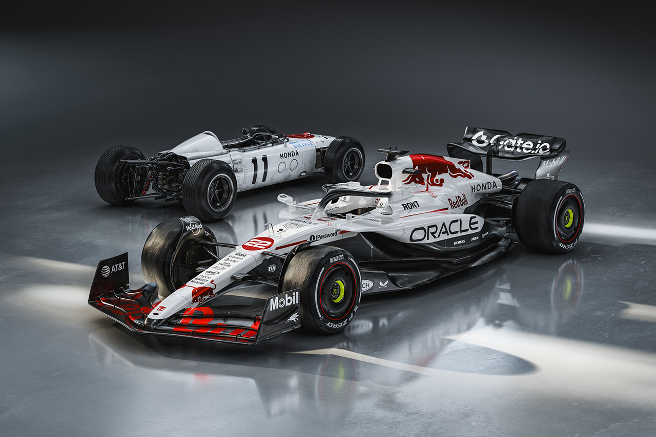 2025年F1第3戦日本GP特別カラーのチームウェアを着る角田裕毅