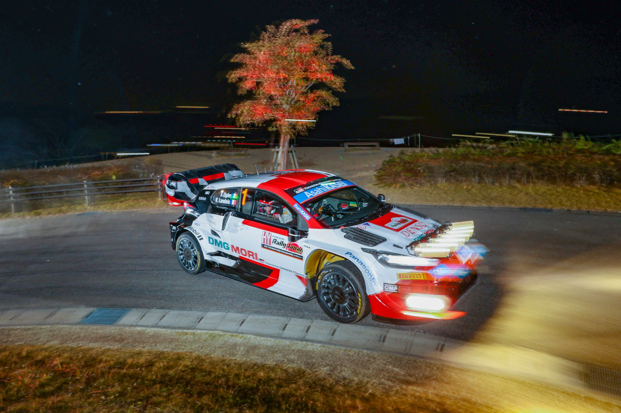 新井敏弘がクラッシュし病院搬送。SS1はキャンセルとなるも、オジエが