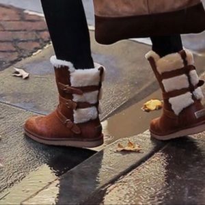 ローラも愛用】新作UGGアグBecketバックルファーブーツ (UGG/ショート