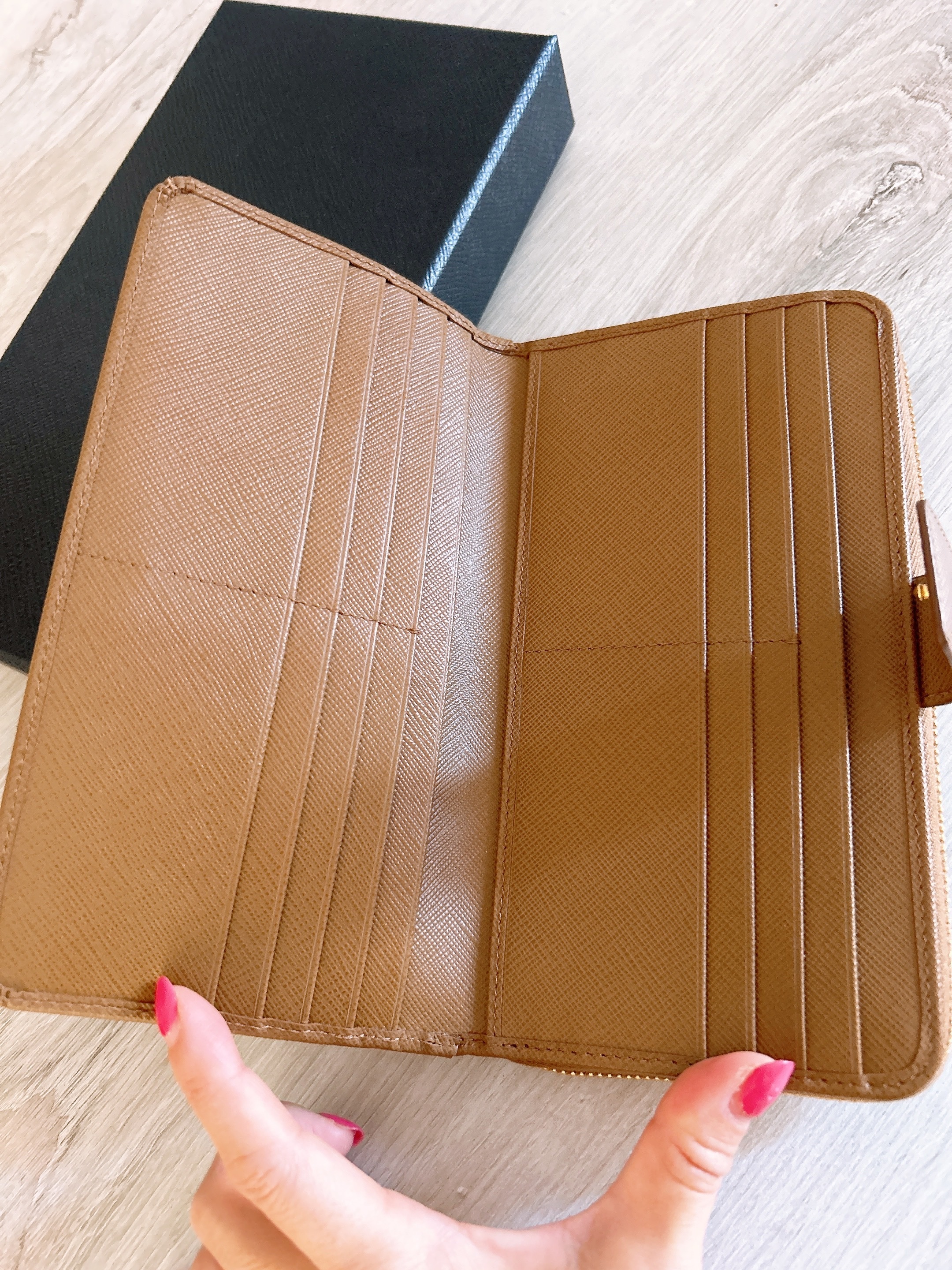 アウトレット】PRADA ラウンドジップ長財布♪収能力抜群1ML348 (PRADA